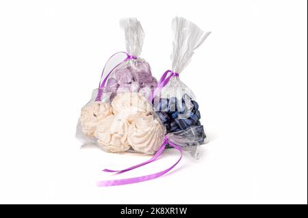 paquets avec bonbons isolés sur fond blanc, mise au point sélective, gros plan, espace de copie Banque D'Images
