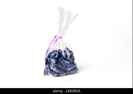 emballage avec bonbons isolés sur fond blanc, mise au point sélective, gros plan, espace de copie Banque D'Images