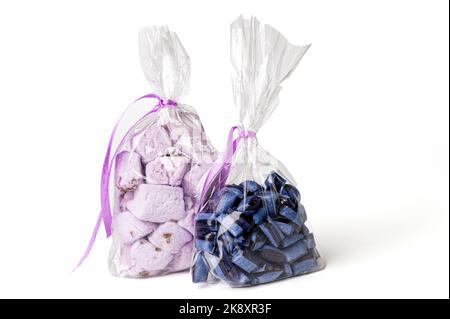 paquets avec bonbons isolés sur fond blanc, mise au point sélective, gros plan, espace de copie Banque D'Images