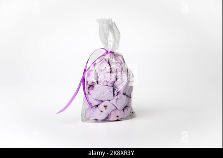 emballage avec bonbons isolés sur fond blanc, mise au point sélective, gros plan, espace de copie Banque D'Images
