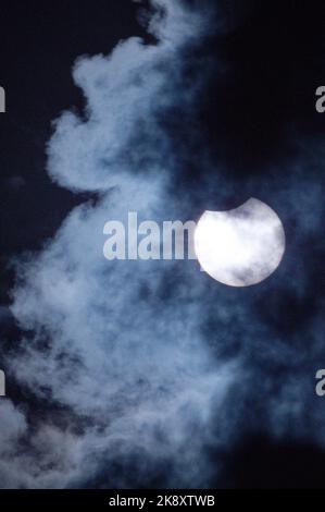 Cologne, Allemagne. 25th octobre 2022. Le soleil, éclipsé par la lune, brille à travers une couverture de nuages. Credit: Henning Kaiser/dpa/Alay Live News Banque D'Images