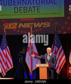 Fort Pierce, États-Unis. 24th octobre 2022. Le gouverneur républicain de la Floride Ron DeSantis participe lundi au débat de 2022 sur les gouverneurs avec le candidat démocrate Charlie Crist au Sunrise Theatre de fort Pierce, en Floride, à 24 octobre 2022. Photo de Gary I Rothstein/UPI crédit: UPI/Alay Live News Banque D'Images