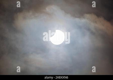 Éclipse solaire partielle avec couverture nuageuse légère sur 25 octobre 2022 à Herefordshire, Royaume-Uni Banque D'Images