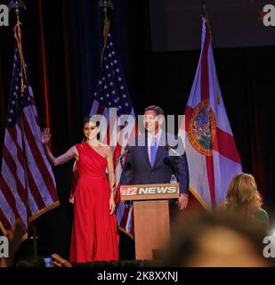 Fort Pierce, États-Unis. 24th octobre 2022. Ron DeSantis, gouverneur républicain de Floride, et Casey, après avoir participé au débat de 2022 sur le gouverneur, avec le candidat démocrate Charlie Crist, au Sunrise Theatre de fort Pierce, en Floride, lundi, 24 octobre 2022. Photo de Gary I Rothstein/UPI crédit: UPI/Alay Live News Banque D'Images