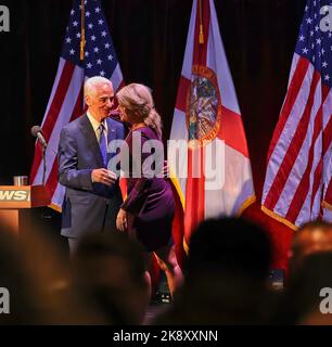 Fort Pierce, États-Unis. 24th octobre 2022. Le candidat démocrate Charlie Crist et le fiancé Chelsea Grimes parlent après avoir participé au débat de 2022 sur le gouverneur républicain de la Floride Ron DeSantis tan le Sunrise Theatre à fort Pierce, en Floride, lundi, 24 octobre 2022. Photo de Gary I Rothstein/UPI crédit: UPI/Alay Live News Banque D'Images