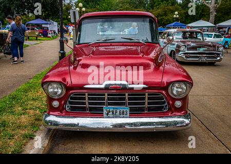 Des Moines, IA - 01 juillet 2022 : vue de face d'un pick-up 3100 1955 de Chevrolet lors d'un salon automobile local. Banque D'Images