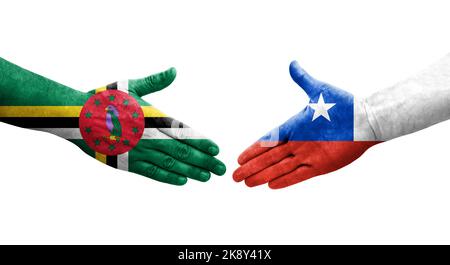 Poignée de main entre le Chili et la Dominique drapeaux peints sur les mains, image transparente isolée. Banque D'Images