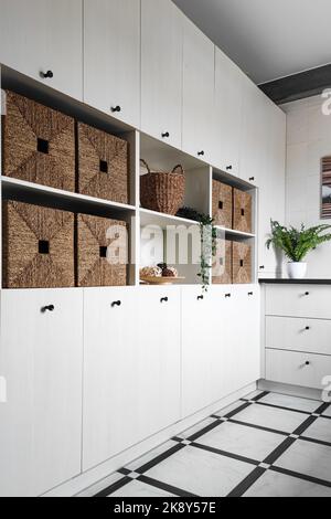 Intérieur, rangement avec paniers en osier. Banque D'Images