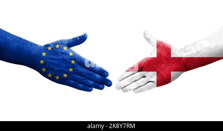 Poignée de main entre l'Angleterre et l'Union européenne drapeaux peints sur les mains, isolé image transparente. Banque D'Images