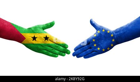 Poignée de main entre l'Union européenne et les drapeaux de Sao Tomé-et-principe peints sur les mains, image transparente isolée. Banque D'Images