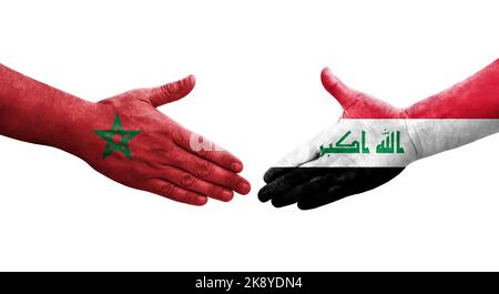 Poignée de main entre l'Irak et le Maroc drapeaux peints sur les mains, image transparente isolée. Banque D'Images