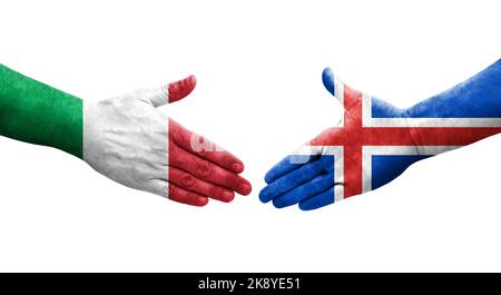 Poignée de main entre l'Italie et l'Islande drapeaux peints sur les mains, isolé image transparente. Banque D'Images