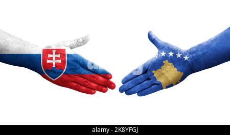 Poignée de main entre le Kosovo et la Slovaquie drapeaux peints sur les mains, image transparente isolée.