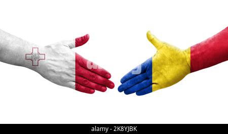 Poignée de main entre Malte et la Roumanie drapeaux peints sur les mains, image transparente isolée. Banque D'Images