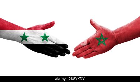 Poignée de main entre le Maroc et la Syrie drapeaux peints sur les mains, image transparente isolée. Banque D'Images