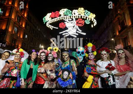 Non exclusif: 24 octobre 2022, Mexico, Mexique: Les femmes caractérisées comme Catrina participent à l'éclairage des sommités de Catrina, Creat Banque D'Images