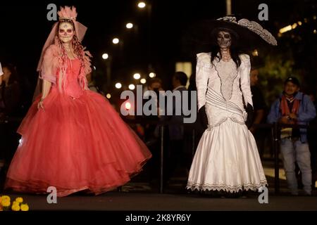 Non exclusif: 24 octobre 2022, Mexico, Mexique: Les femmes caractérisées comme Catrina participent à l'éclairage des sommités de Catrina, Creat Banque D'Images