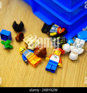 Un mélange de figurines de jeu de marque Lego sur une table en bois Banque D'Images