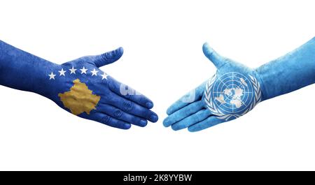 Poignée de main entre les drapeaux des Nations Unies et du Kosovo peints sur les mains, image transparente isolée.