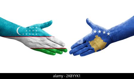 Poignée de main entre l'Ouzbékistan et le Kosovo drapeaux peints sur les mains, image transparente isolée.