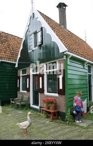 Zaanse Schans - 20 juin : Maison traditionnel néerlandais de Zaanse, célèbre pour ses moulins à vent historique bien préservé et maisons attire 900 000 visiteurs jamais Banque D'Images