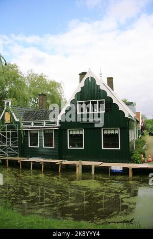 Zaanse Schans - 20 juin : Maison traditionnel néerlandais de Zaanse, célèbre pour ses moulins à vent historique bien préservé et maisons attire 900 000 visiteurs jamais Banque D'Images