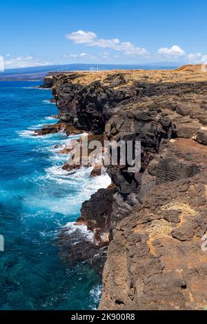 falaises abruptes le long de ka lae ou point sud de la côte d'hawaï au point le plus au sud des états-unis Banque D'Images