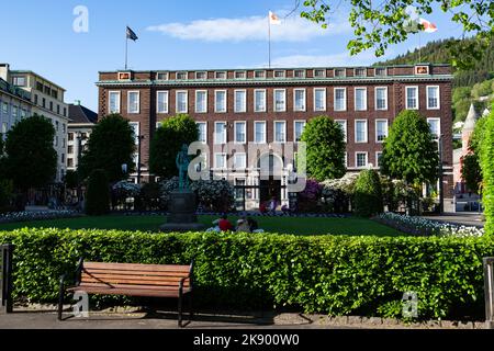 Le Musée d'art décoratif de Norvège occidentale est entouré d'arbres et de pelouse à Bergen, Norvège Banque D'Images