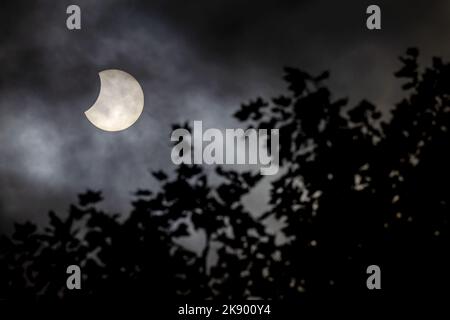 2022-10-25 12:29:07 UTRECHT - l'éclipse solaire. Le soleil est en partie caché derrière la lune, ce qui lui fait penser qu'une morsure est prise du soleil. ANP ROBIN VAN LONKHUIJSEN pays-bas sortie - belgique sortie Banque D'Images