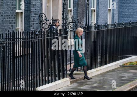 Londres, Royaume-Uni. 25 octobre 2022 . Le premier ministre sortant Liz Truss sort de la rue numéro 10 Downing. Credit: amer ghazzal / Alamy Live News Banque D'Images