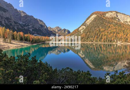Réflexion Lago di Braies Banque D'Images