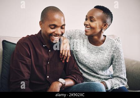 Tout se sent parfait avec vous à mes côtés. Un jeune couple heureux se liant et passant du temps ensemble à la maison. Banque D'Images