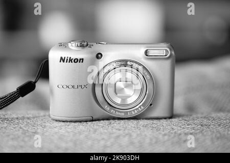 Un appareil photo numérique compact Nikon Coolpix sur un canapé Banque D'Images