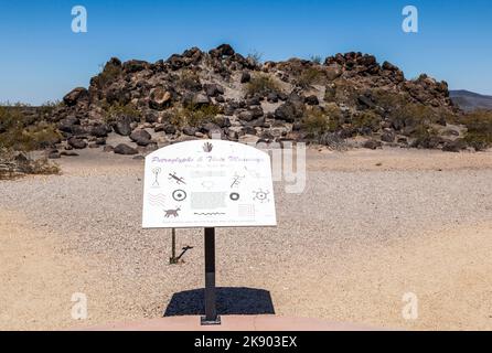 Dateland, USA - 11 juin 2012: Plaque avec explication de la signification des peintures à pétroglyphes au site de Sears point Petroglyph, près de Dateland, Arizona Banque D'Images