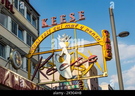 HAMBOURG, ALLEMAGNE - 25 JUILLET 2012 : célèbre panneau Cafe Keese au Reeperbahn à Hambourg. Le café a été fondé par M. Keese en 1948. Banque D'Images