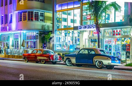 Miami, États-Unis - 31 juillet 2013 : vue de nuit sur Ocean Drive à Miami Beach, Floride. La vie nocturne art déco de South Beach est l'un des principaux atracti touristiques Banque D'Images