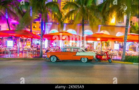 MIAM, États-Unis - 31 JUILLET 2013 : vue de nuit sur Ocean Drive à Miami Beach, Floride. Art déco Night-Life à South Beach est l'une des principales attractions touristiques Banque D'Images