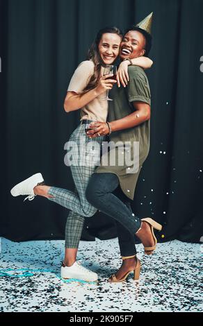 Avec des amis comme ceux-ci, qui a besoin de quoi que ce soit d'autre. Portrait en longueur de deux jeunes femmes attrayantes debout et s'embrassant lors d'une nouvelle Banque D'Images