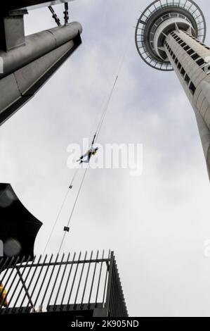 Un touriste apprécie les sensations fortes d'un saut en ciel de 11 secondes depuis la Sky Tower, une tour de télécommunications et d'observation à Auckland sur l'île du Nord Banque D'Images