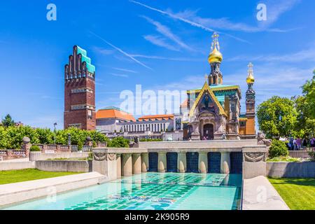 Darmstadt, Allemagne - 18 juillet,2014: Les gens visitent Mathildenhoehe à Darmstadt. Le Mathildenhoehe a été créé en 1899 par des artistes de l'art nouveau. Banque D'Images