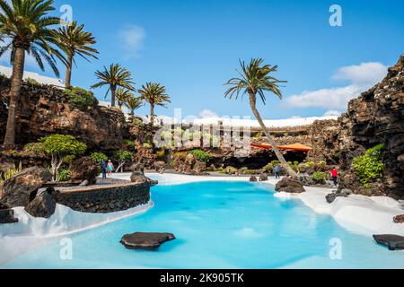 Grotte étonnante, piscine, auditorium naturel, lac salé conçu par Cesar Manrique dans le tunnel volcanique appelé Jameos del Agua à Lanzarote, îles Canaries, Banque D'Images