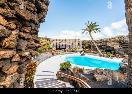 Grotte étonnante, piscine, auditorium naturel, lac salé conçu par Cesar Manrique dans le tunnel volcanique appelé Jameos del Agua à Lanzarote, îles Canaries, Banque D'Images