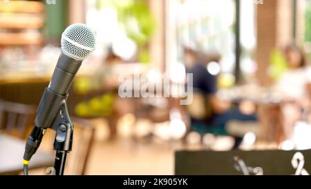 Microphone dans la salle de conférence pour les séminaires et l'éducation. Condenseur noir pour chanteur dans le hall pour la performance. Microphone pour chanteur de restaurant et live Banque D'Images