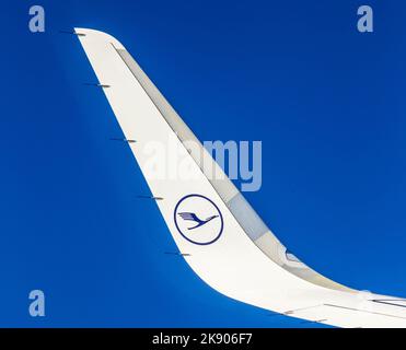 HAMBOURG, ALLEMAGNE - 19 MARS 2015 : aile gauche de l'avion Lufthansa dans le ciel bleu de Hambourg. Lufthansa est combinée avec ses filiales, le plus grand air Banque D'Images