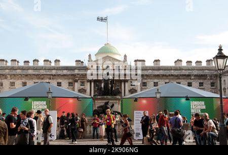 La London Fashion week à Somerset House, Aldwich, Londres, Royaume-Uni - abrite maintenant le Courtauld Institute mais auparavant le National Register of births, Banque D'Images