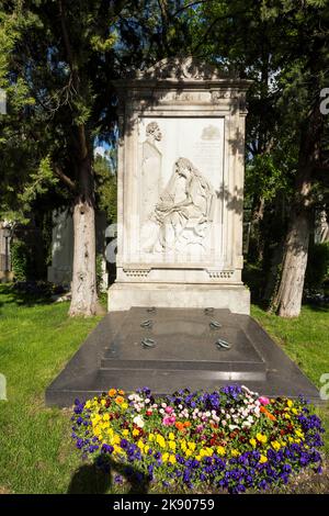 VIENNE, AUTRICHE - APR 26, 2015: Vue sur le cimetière central de Vienne, l'endroit où les célèbres autrichiens sont burriés comme Carlotta Wolter. Banque D'Images