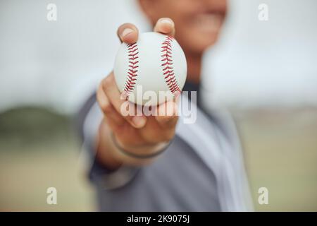 Athlète avec baseball en main, homme tenant un ballon sur un terrain de sport en plein air ou sur un terrain de terrain au stade de New York. Les joueurs américains de baseball attrapent, font de l'exercice Banque D'Images