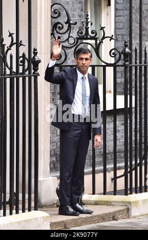 Londres, Angleterre, Royaume-Uni. 25th octobre 2022. Le Premier ministre du nouveau Royaume-Uni, RISHI SUNAK, a prononcé un discours devant le numéro 10 à Downing Street, Londres. (Image de crédit : © Thomas Krych/ZUMA Press Wire) Banque D'Images