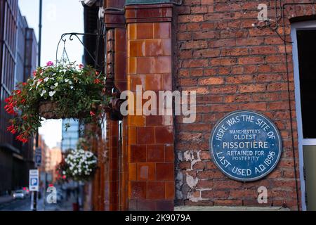 Panneau sur le mur du pub de la lasse O'Gowrie à Manchester pour la dernière Pissotiere - un urinoir dans un espace public en plein air. Banque D'Images