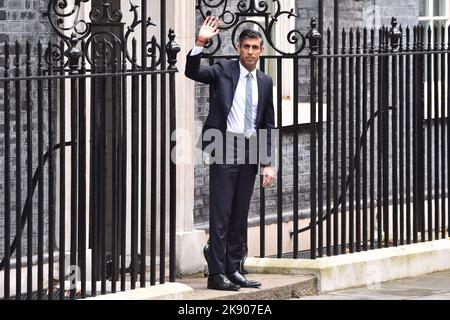 Londres, Angleterre, Royaume-Uni. 25th octobre 2022. Le Premier ministre du nouveau Royaume-Uni, RISHI SUNAK, a prononcé un discours devant le numéro 10 à Downing Street, Londres. (Image de crédit : © Thomas Krych/ZUMA Press Wire) Banque D'Images